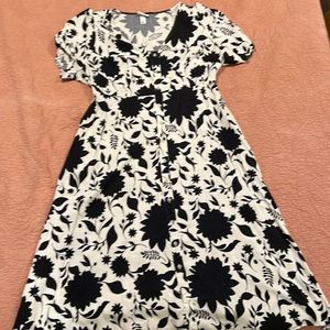 Like new black and white midi dress with buttons and pockets